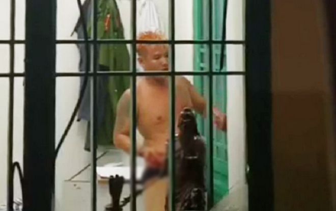 Hình phạt cho thanh niên ‘ngáo đá’ thoát y đập phá tài sản tại trụ sở công an ở Đồng Nai