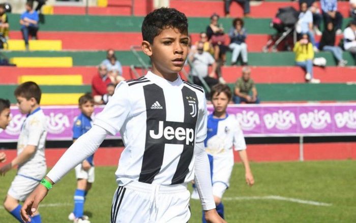 Con trai Ronaldo lập kỷ lục ghi bàn vô tiền khoáng hậu