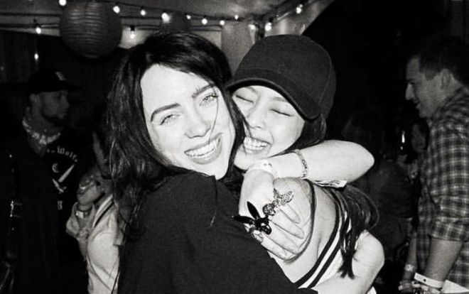 Fan thích thú trước hình ảnh Jennie (BlackPink) cười tít mắt, ôm chặt thần tượng Billie Eilish