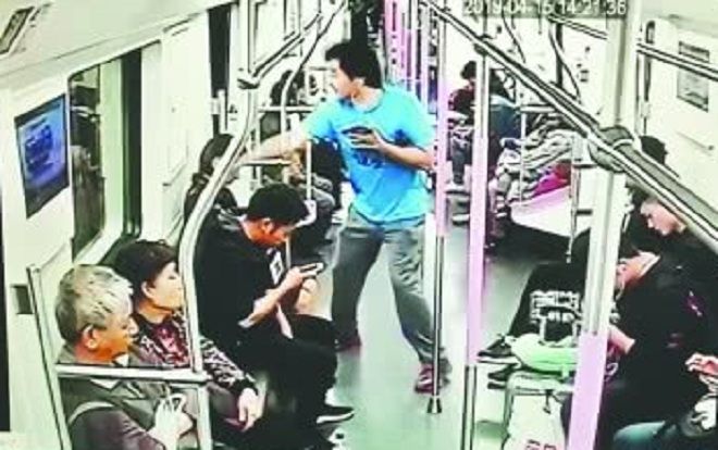 Làm quen không được, người đàn ông đấm vào mặt cô gái ngay trên tàu