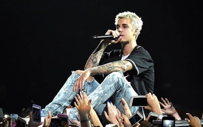Không chỉ kết hợp đầy bất ngờ, Justin Bieber còn 'mượn' sân khấu Coachella của Ariana để thả thính về album mới