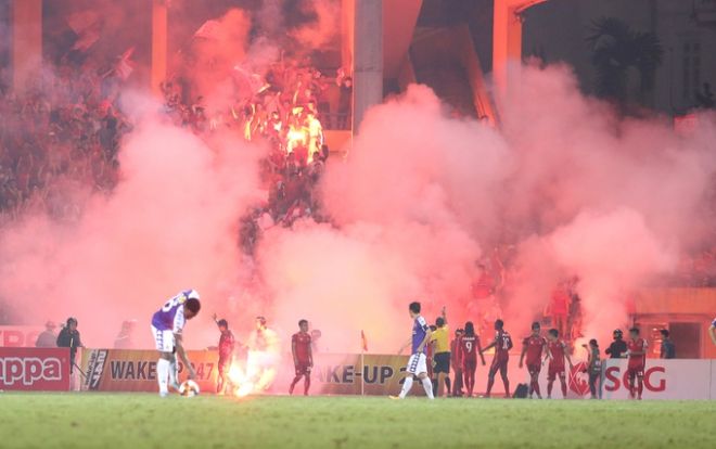 Đốt pháo sáng trên sân bóng và những hiểm họa kinh hoàng