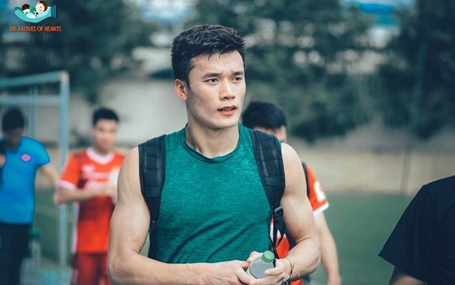 Thủ môn Bùi Tiến Dũng đáp trả đầy ẩn ý khi bị so sánh với 'đàn em' Đặng Văn Lâm