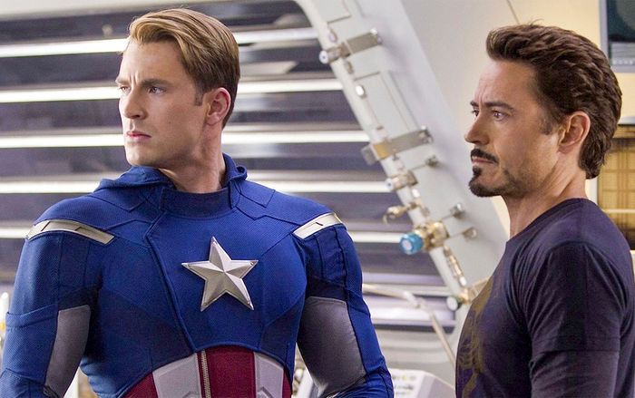 Fan hâm mộ thích thú khi 'Người Sắt' Robert Downey Jr. tặng ô tô hơn 6 tỷ cho 'Đội Trưởng Mỹ' Chris Evans