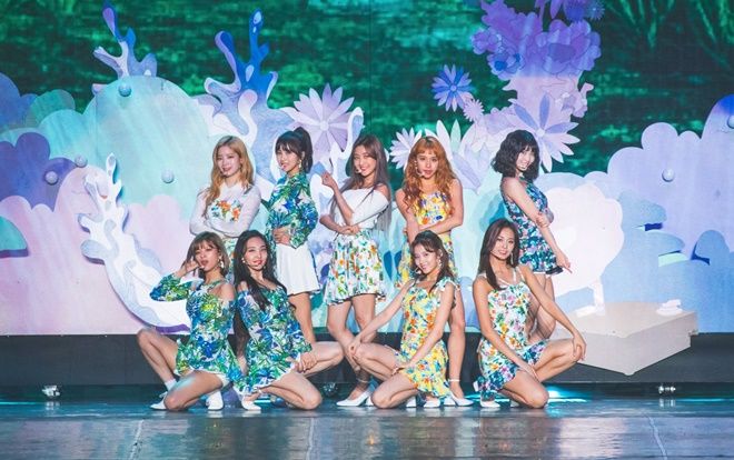 Những nữ thần TWICE nói gì khi trở thành những 'thánh concert' của Kpop?
