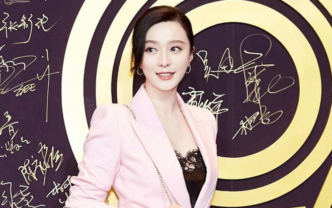 Phạm Băng Băng chính thức tái xuất, diện trang phục khoe vòng eo đập tan tin đồn mang thai