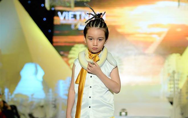 Mẫu nhí quấn trăn bạch tạng trên cổ, lướt ván trượt trình diễn thời trang cực ngầu