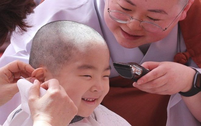 'Cưng muốn xỉu' trước 50 sắc thái của các chú tiểu ở Hàn Quốc trong ngày lễ Phật đản