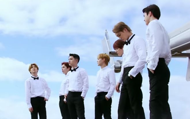 Dàn 'soái ca áo trắng' EXO thỏa sức nô đùa, nghịch nước trong teaser 'Present' tặng người hâm mộ