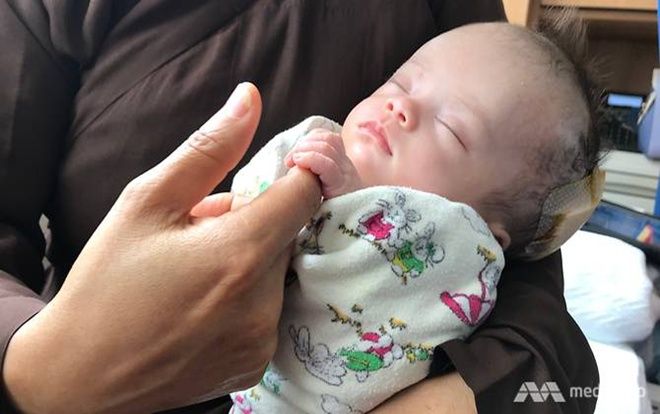 'Phép màu 30 ngày' của em bé bị bỏ rơi trên cây ở Việt Nam: Giành giật sự sống và hồi phục kỳ diệu tại Bệnh viện Singapore