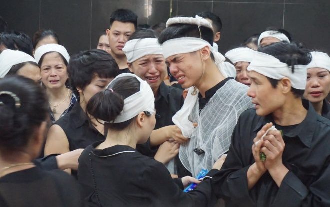 Con trai cùng người thân, bạn bè gào khóc trong đám tang nữ lao công bị xe ô tô ‘điên’ tông tử vong trên đường Láng