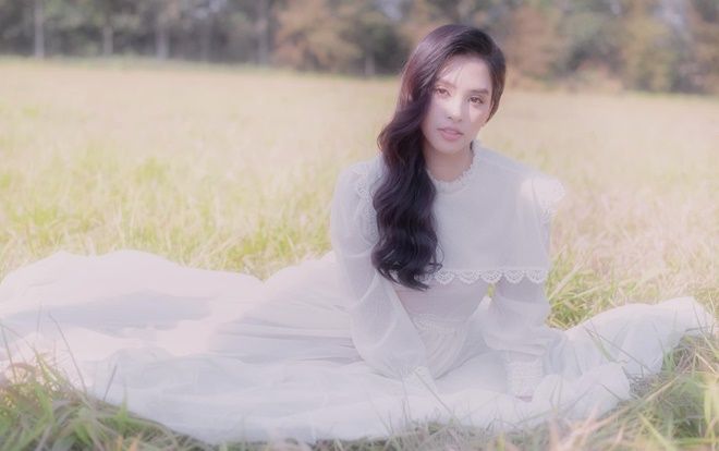 Tiểu Vy đẹp không góc chết, tạo dáng ‘bất phân thắng bại’ dù chỉ có điểm dừng mấy giây