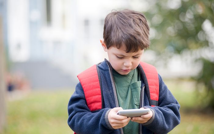 Tổ chức Y tế Thế giới - WHO chính thức đưa ra khuyến cáo không cho trẻ em dùng smartphone