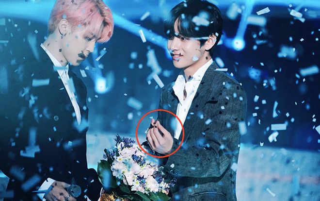 Nhặt được của rơi… trả lại chỗ cũ: Đã tìm ra chủ nhân của chiếc bông tại mà V (BTS) 'lụm' được tại The Fact Music Awards