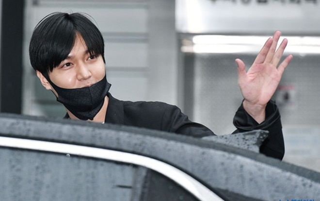 Lee Min Ho xuất ngũ vào chiều mưa tầm tã, thể hiện hành động này với fan đang dầm mưa đứng đợi