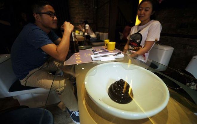 Ăn trên bồn cầu, cạnh bao cao su hay xác chết và những nhà hàng kỳ lạ nhất thế giới