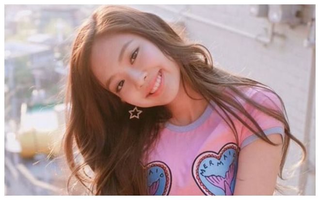 Không chỉ đồ hiệu đắt tiền, Jennie (BlackPink) còn cả tủ đồ bình dân giá rẻ tới giật mình