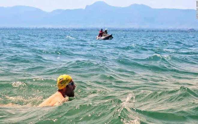 Bơi 54 ngày liên tiếp trong hồ đầy cá sấu, cựu vận động viên phá kỷ lục thế giới