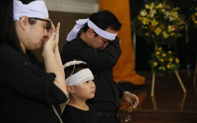 Nghẹn ngào tiễn đưa người mẫu Như Hương qua đời vì ung thư: Chồng 'cạn nước mắt' khóc thương vợ trẻ, con nhỏ thẫn thờ trước linh cữu mẹ