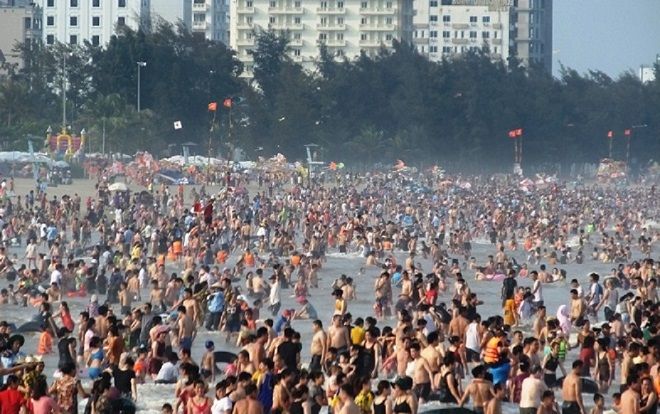 Ngày đầu nghỉ lễ, nhiều địa điểm du lịch 'vỡ trận' do dòng người nườm nượp đổ về