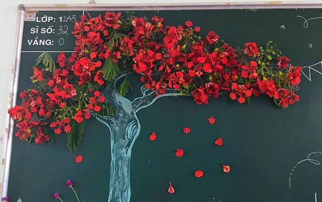 Mang luôn cây phượng vào phòng học để… chụp kỷ yếu, độ 'bá đạo' của học sinh cấp 3 khiến dân mạng bái phục