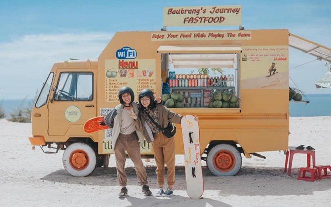 Chiếc xe tải vàng cam 'nóng bỏng' ở Bàu Trắng này đang khiến dân tình 'ùn ùn' kéo đến check in