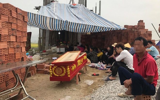 Bị đánh tử vong khi đi trả nợ, người thân mang thi thể đến nhà chủ nợ đòi 'công bằng'