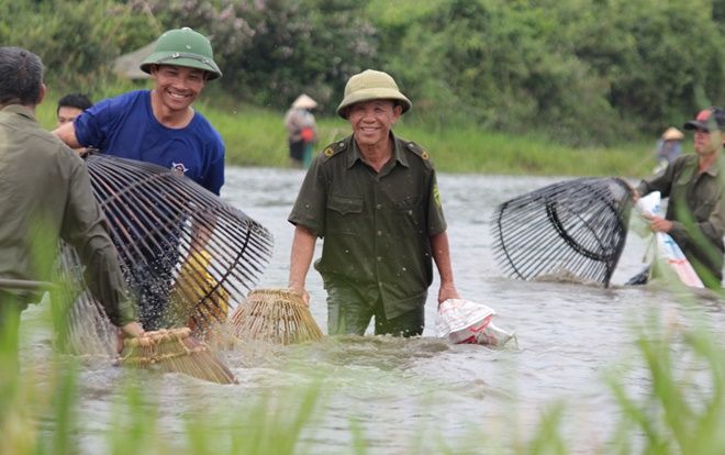 Lễ hội đánh cá Đồng Hoa: Mọi người tay nơm ào xuống vực đánh cá sau tiếng hú của trưởng làng