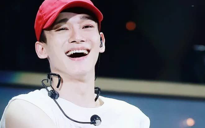 Fan Kpop share lia lịa khoảnh khắc: Chen (EXO) ngã nhào giữa sân khấu concert, cách anh chàng 'chữa cháy' khiến netizen trầm trồ