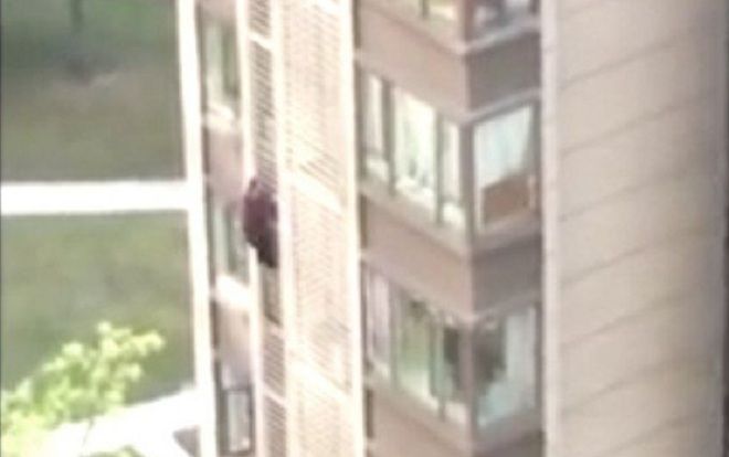 Cụ bà 84 tuổi leo xuống từ cửa sổ tầng 14 như người nhện