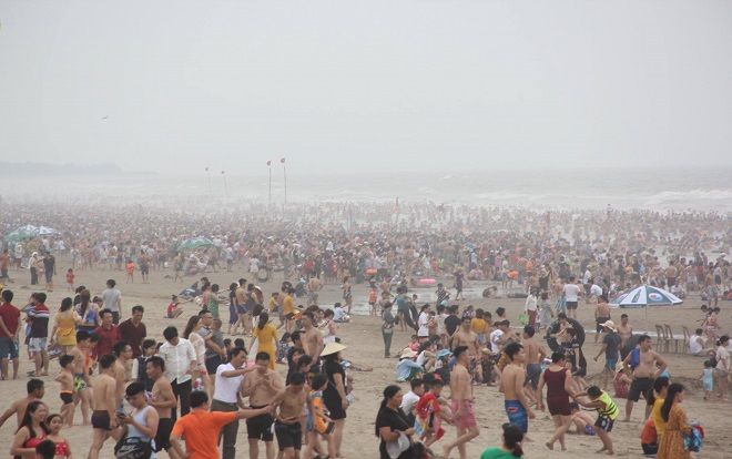 Hàng vạn người ùn ùn đổ về biển Sầm Sơn trong ngày nghỉ lễ