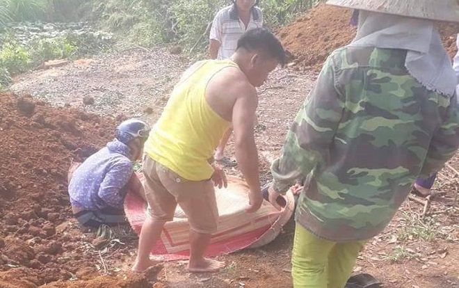 Trông coi bãi đất giúp chị gái, cặp vợ chồng bị anh rể cũ cầm dao chém tử vong