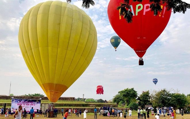 Khinh khí cầu rực rỡ cả một trời xứ Huế khiến du khách thích thú