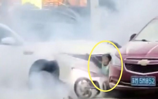 Bé gái bị ô tô chèn qua người, hành động của tài xế sau đó mới thực sự gây phẫn nộ