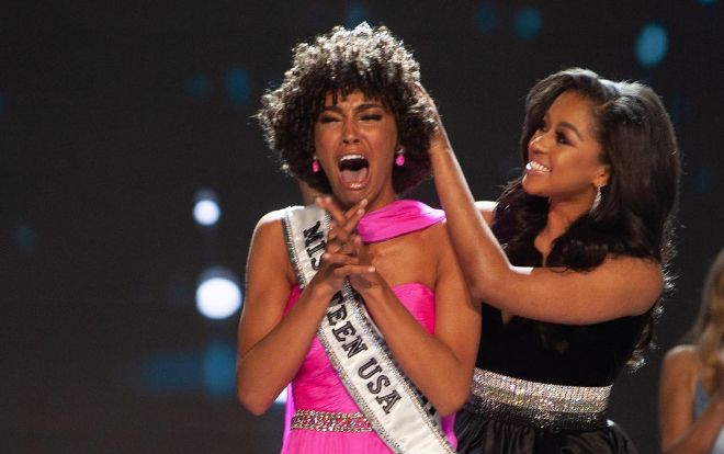 Mỹ nhân da màu 18 tuổi có mái tóc 'mì gói' đăng quang Hoa hậu tuổi Teen Mỹ 2019