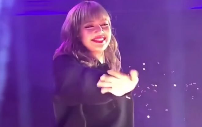 Fan khiếm thị xuất hiện trong concert: Lisa (BlackPink) xúc động rơi nước mắt
