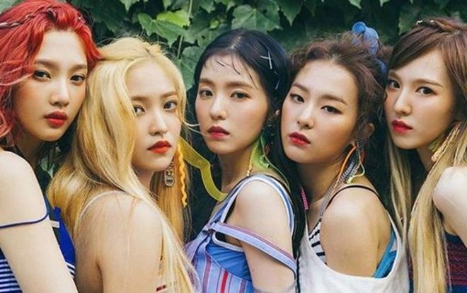 Hậu biểu diễn ở Việt Nam, Red Velvet lo lắng khi liên tiếp bị fan cuồng quấy rối khi đang livestream