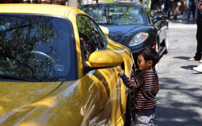 Con trai Đan Trường 2 tuổi đã mê xe sang hơn mê đồ chơi