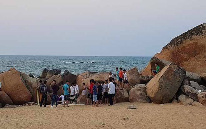 Tắm biển sau khi đi đám cưới, người đàn ông bị sóng cuốn tử vong