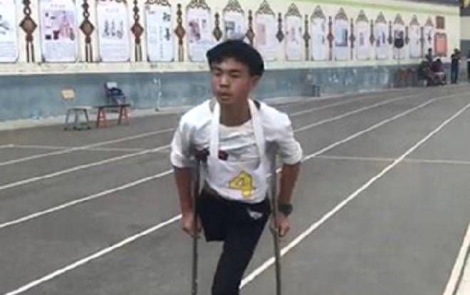 Nam sinh Trung Quốc cụt một chân vẫn thi chạy 1.000 m