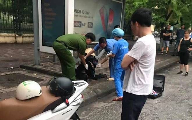 Người đàn ông vô gia cư nghi đột quỵ tử vong tại trạm xe buýt Hà Nội
