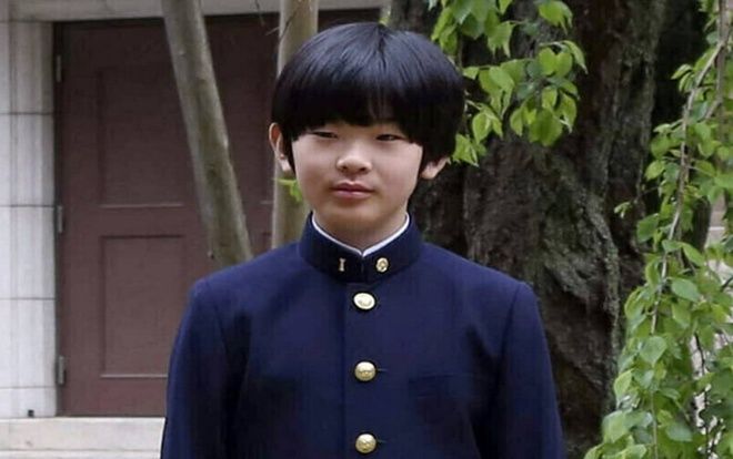 Bắt kẻ đặt 2 con dao trên bàn cháu Nhật hoàng