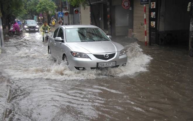 Hà Nội ngập nặng do mưa lớn ngày nghỉ lễ, nhiều tuyến đường biến thành sông