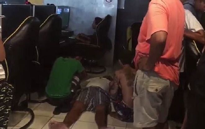 Người đàn ông ngồi 'không nhúc nhích' hơn 4 tiếng trong tiệm internet, chủ quán phát hoảng khi biết sự thật