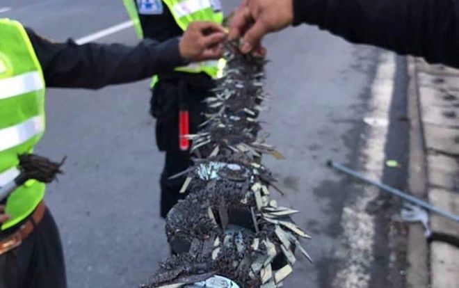 'Đinh tặc' lộng hành, đội SOS 117 thu gom đinh giúp người dân dịp nghỉ lễ 30/4 - 1/5