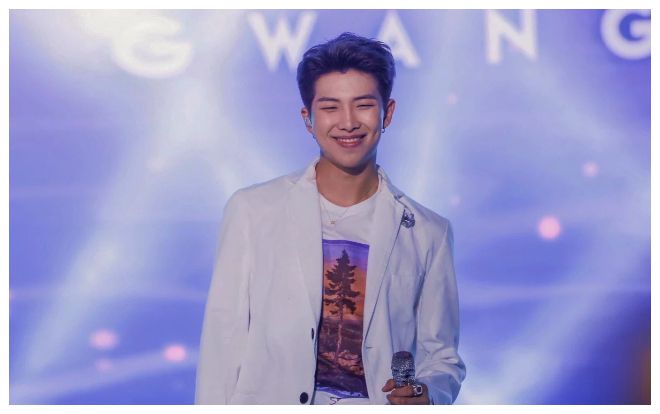 Sau bao lần chung thủy với tóc màu sáng, RM (BTS) cuối cùng cũng khiến fan phát cuồng khi nhuộm tóc về lại màu đen