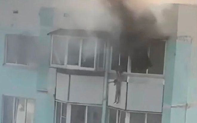 Quá hoảng loạn trong đám cháy, mẹ thả con từ tầng 10 xuống rồi nhảy theo