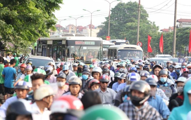 Người lớn, trẻ con ‘tay xách nách mang’ vật vã trở lại Hà Nội sau kỳ nghỉ lễ, nhiều tuyến đường đông nghẹt thở