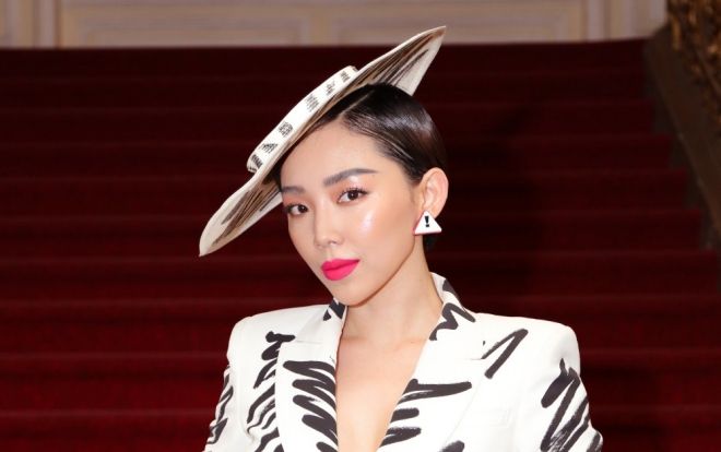 Chuẩn 'con nhà người ta' như Tóc Tiên cũng có lúc thốt lên: 'Trong ánh mắt ấy, mình vẫn là kẻ thất bại'