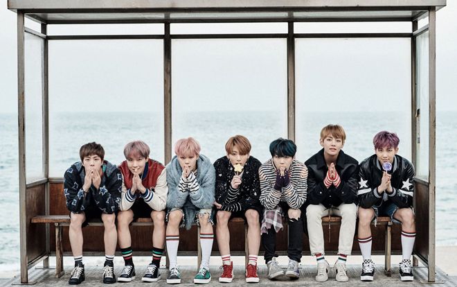 Big Hit vừa có hành động 'cực gắt' khi hàng loạt 'đồ chợ cộp mác' được bày bán tràn lan bên ngoài các buổi hoà nhạc của BTS